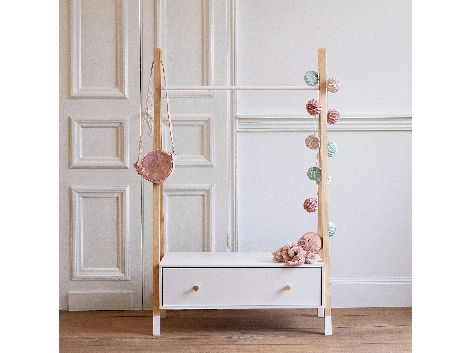 Houten en witte kinderkledingkast met lade LOU