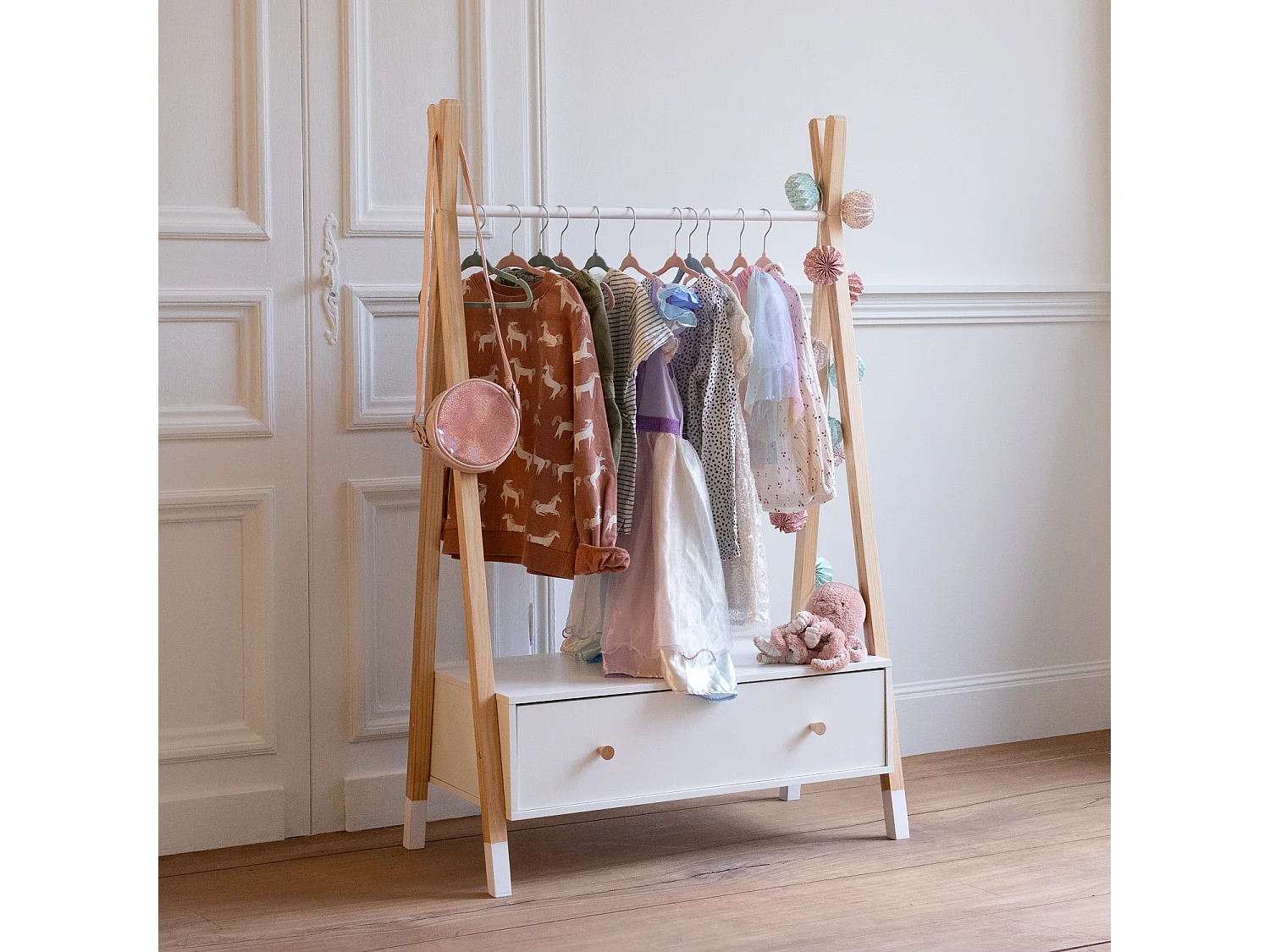 Perchero LOU de madera con cajón blanco para niños