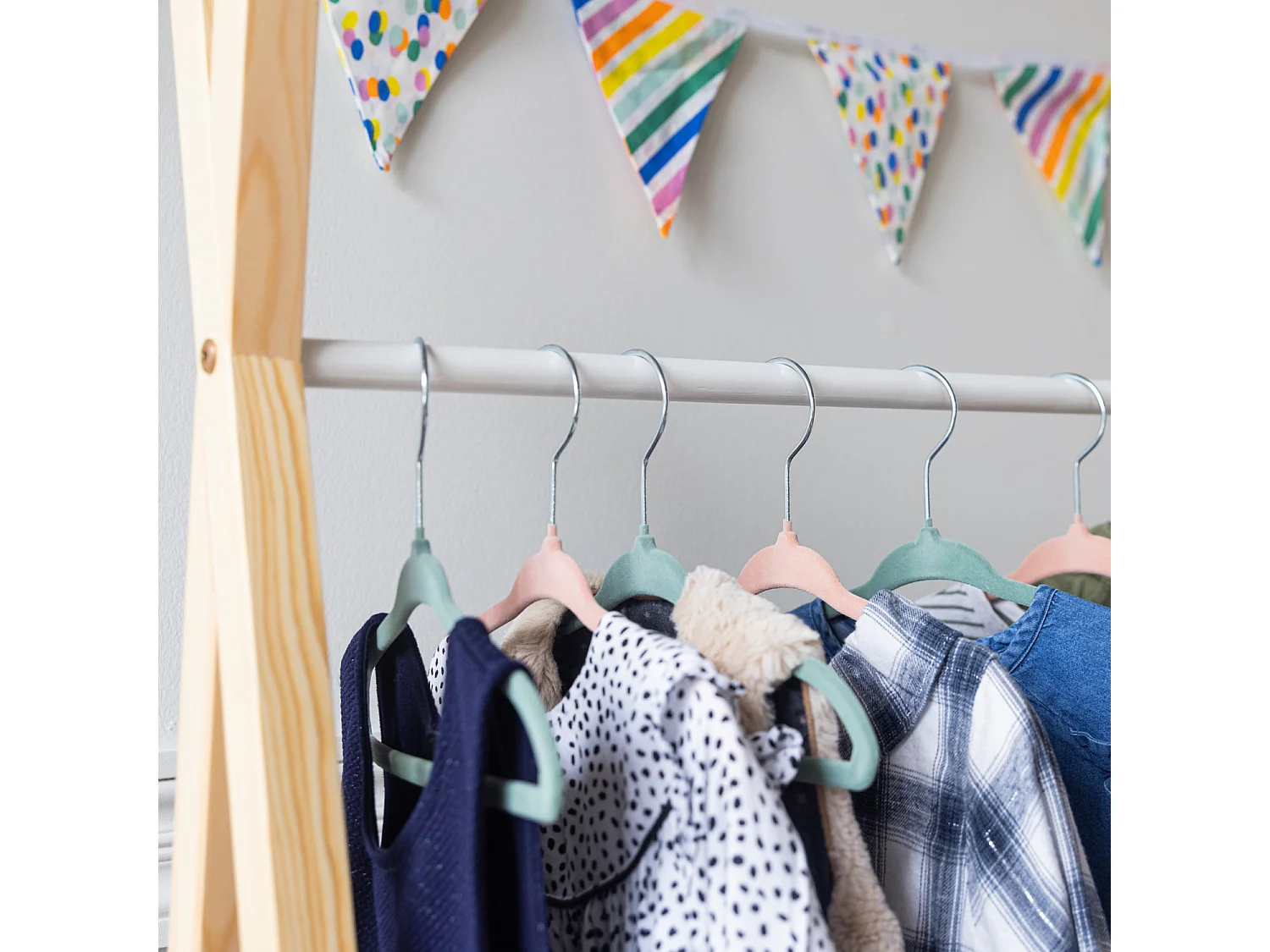 Perchero LOU de madera con cajón blanco para niños