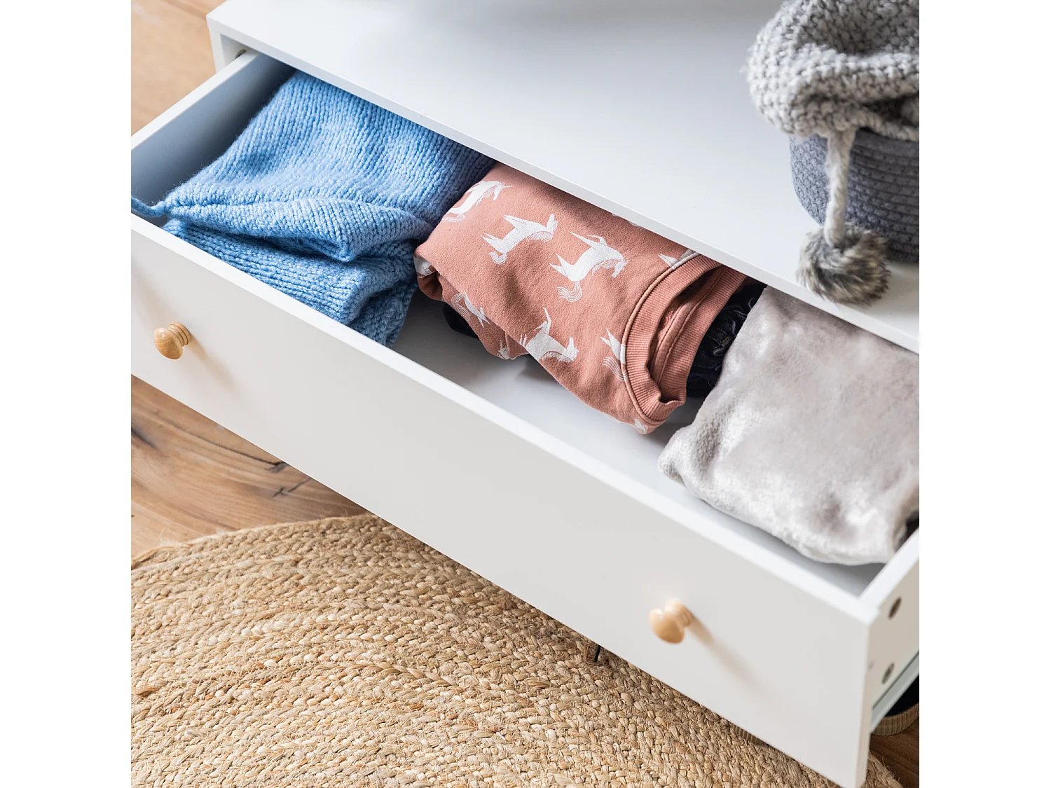 Perchero LOU de madera con cajón blanco para niños