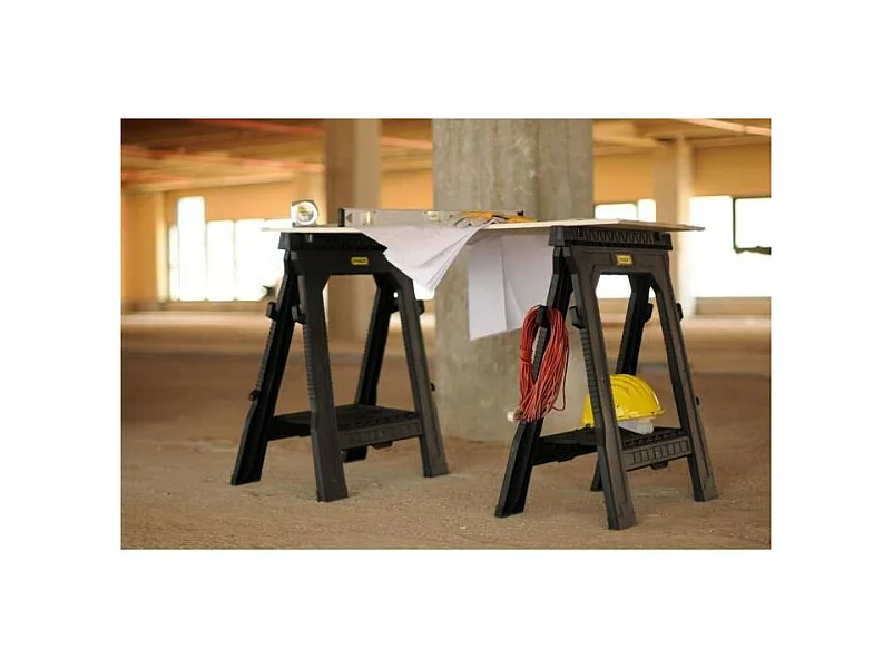 2 klappbare Böcke mit Kunststofffüßen