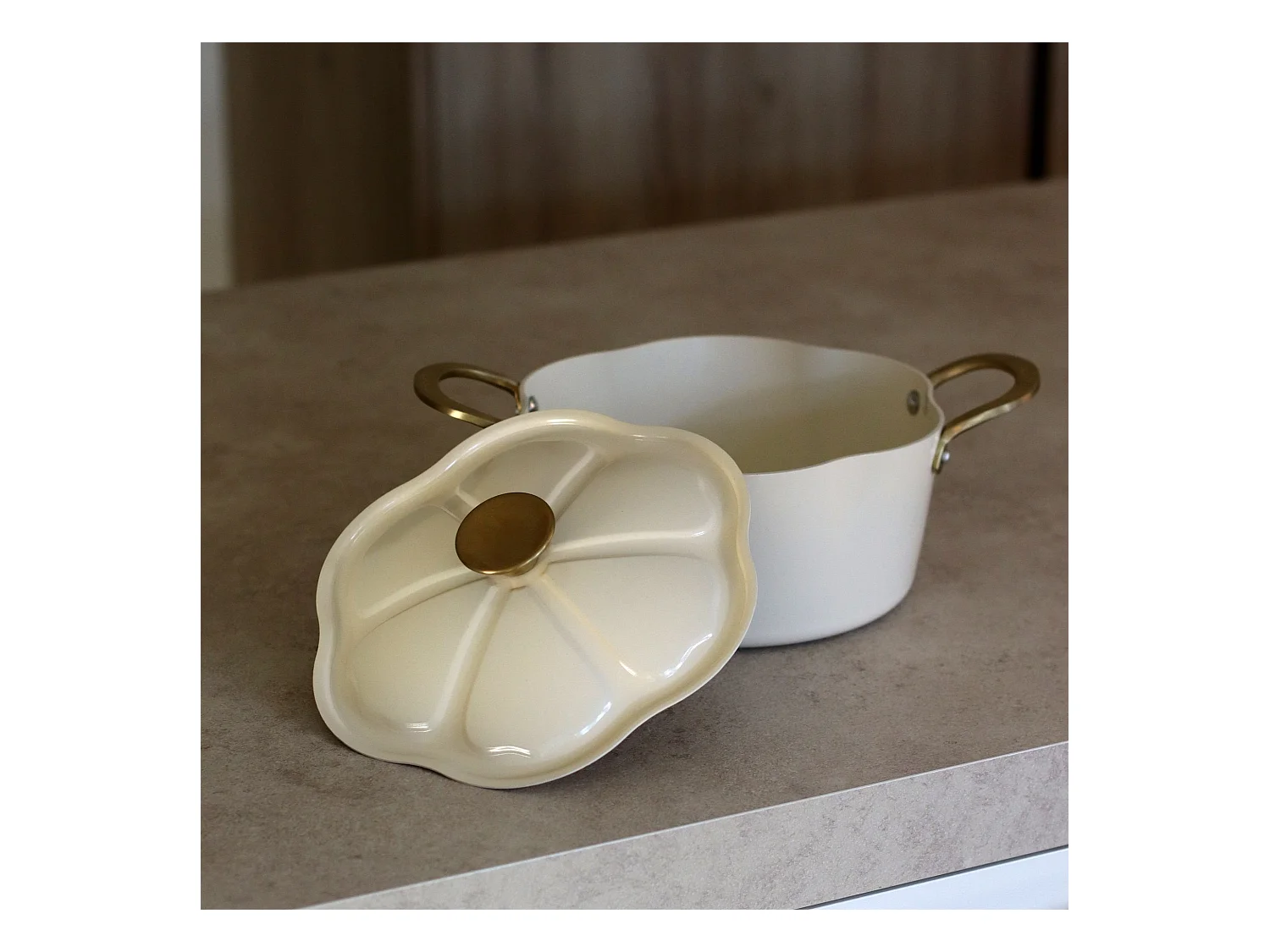 Menastyl - Faitout Dahlia 24cm En Aluminium Recycle Beige Avec Couvercle