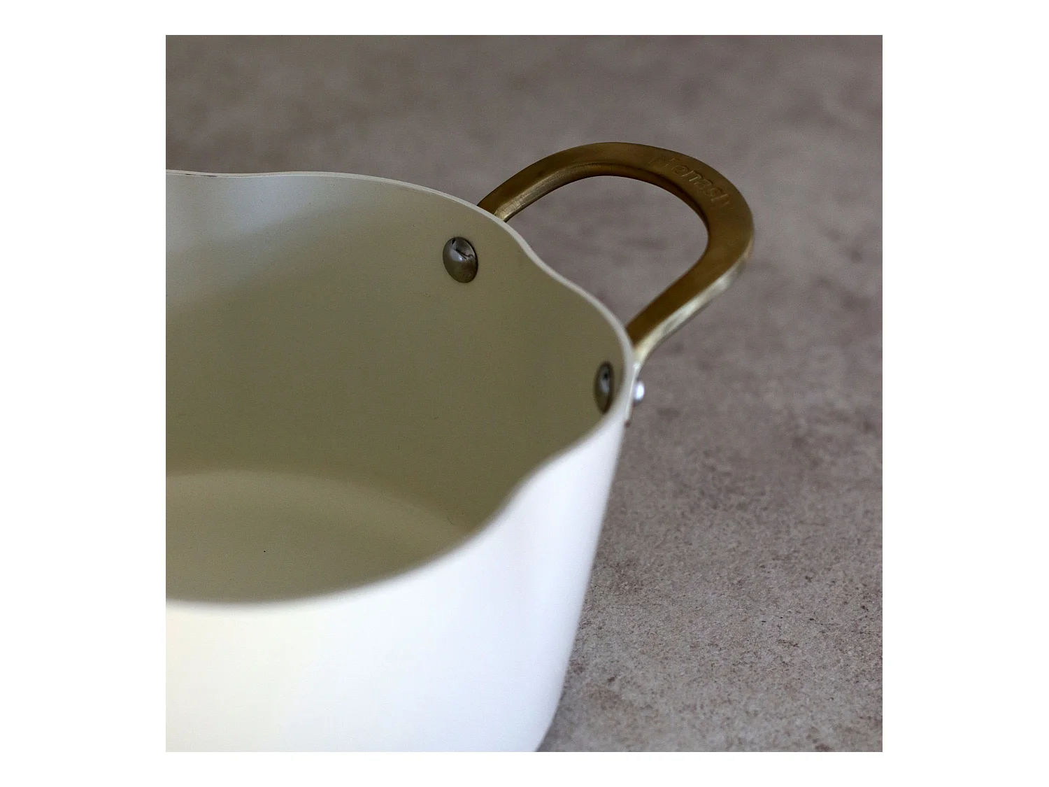 Menastyl - Faitout Dahlia 24cm En Aluminium Recycle Beige Avec Couvercle