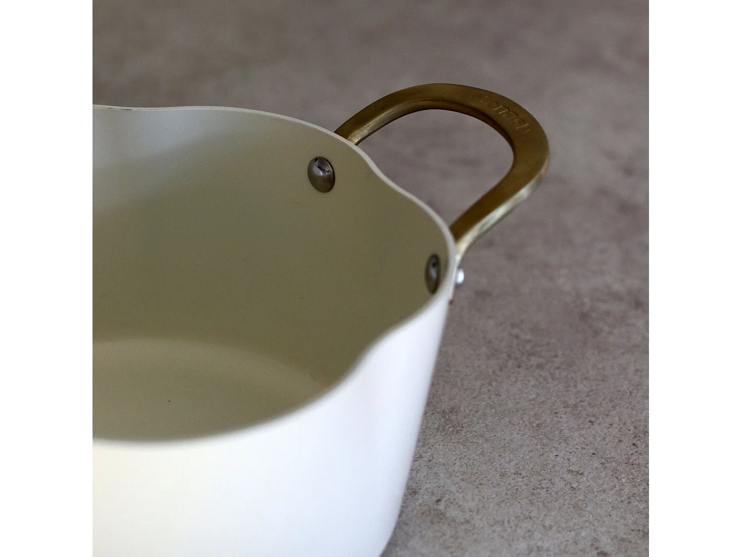 Menastyl - Faitout Dahlia 24cm En Aluminium Recycle Beige Avec Couvercle