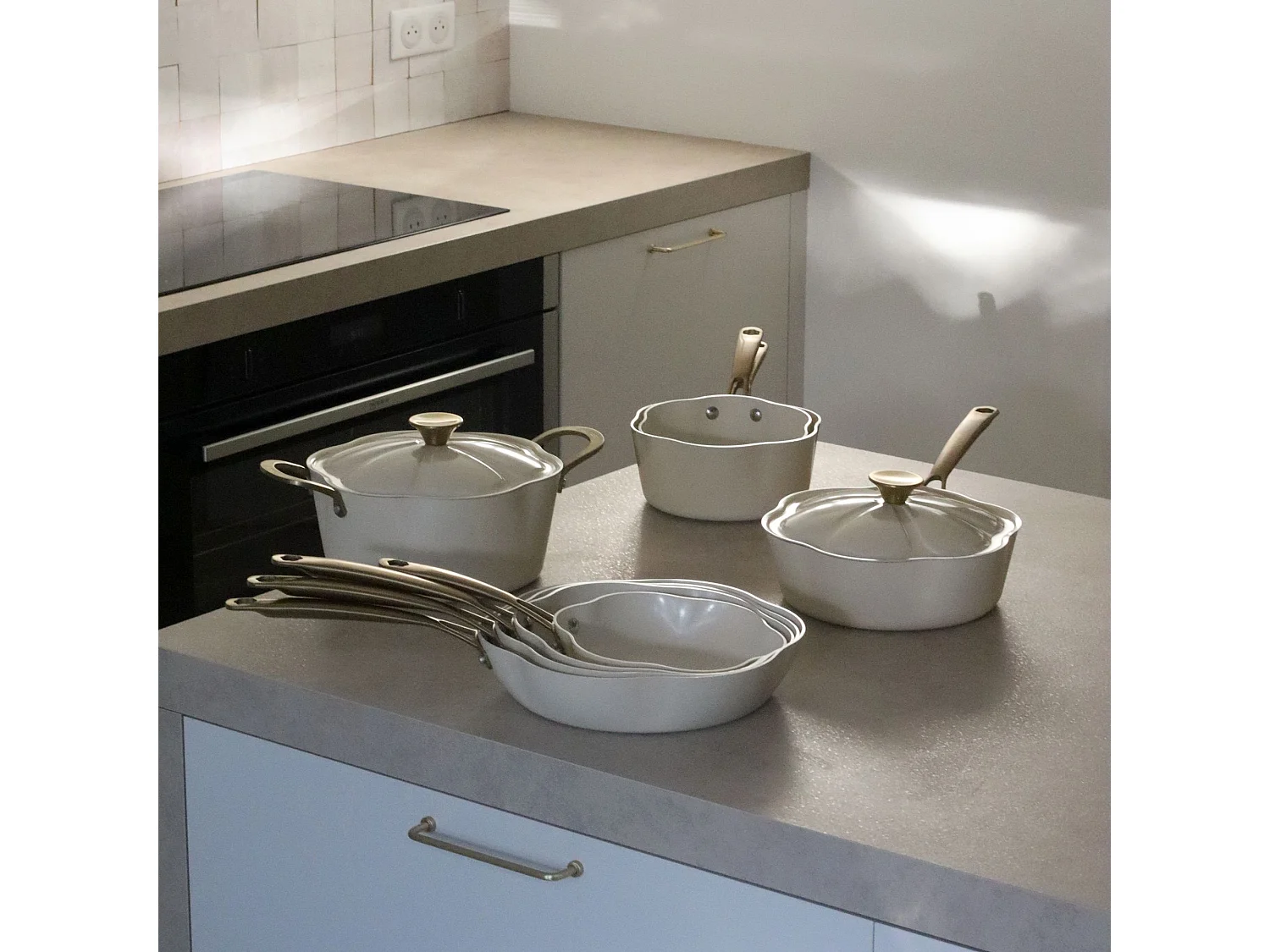 Menastyl - Sauteuse Dahlia 24cm En Aluminium Recyclé Beige Avec Couvercle