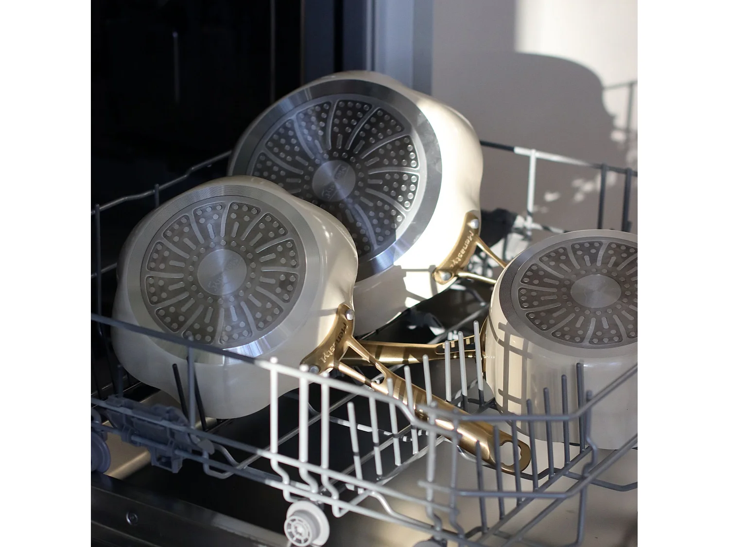 Menastyl - Sauteuse Dahlia 24cm En Aluminium Recyclé Beige Avec Couvercle