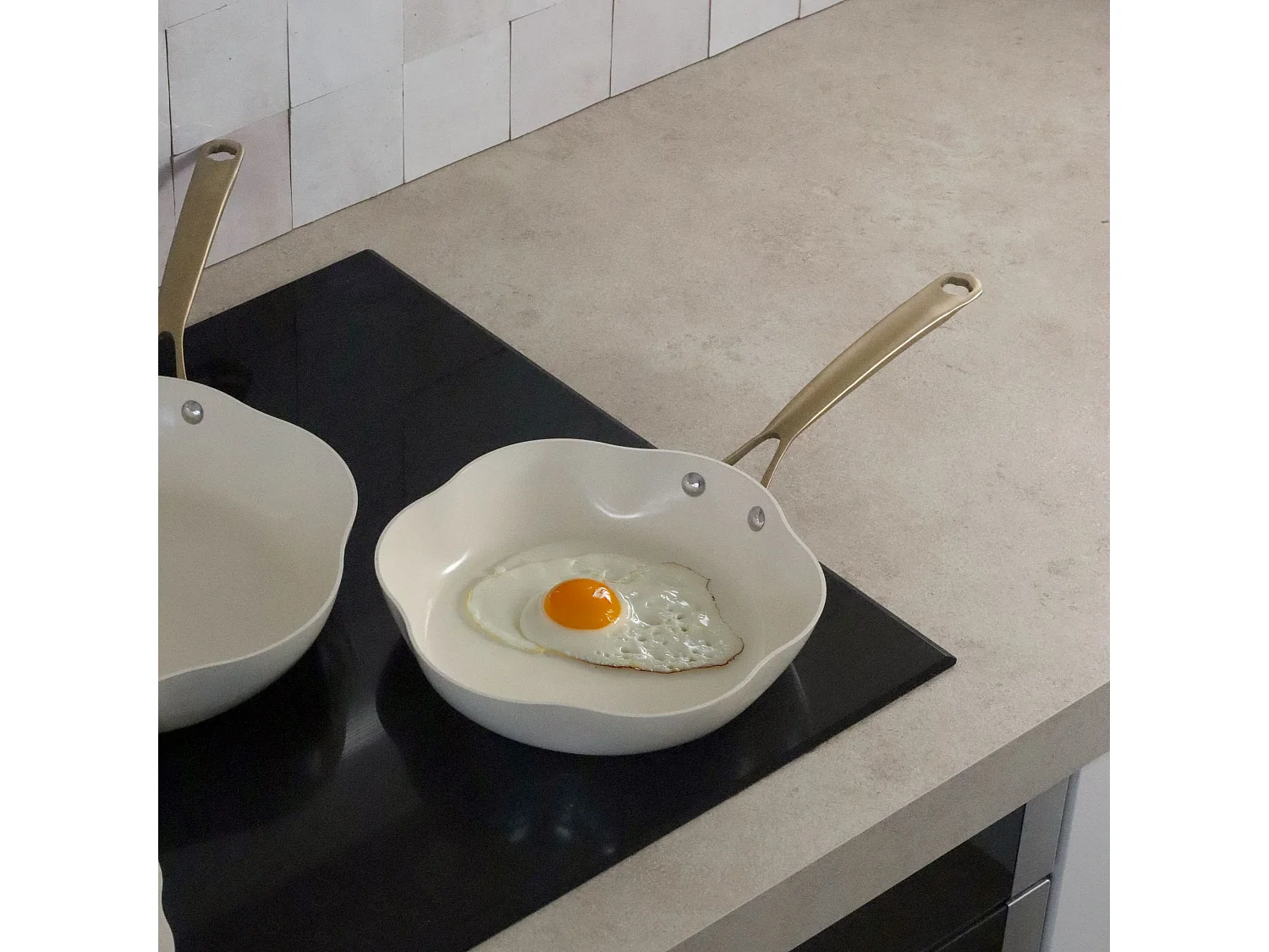 Menastyl - Poele Dahlia 20cm En Aluminium Recycle Beige