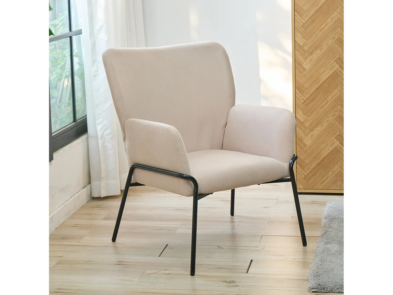Fauteuil lounge SVITA FREIA moderne avec accoudoirs, chaise cocktail rembourrée beige