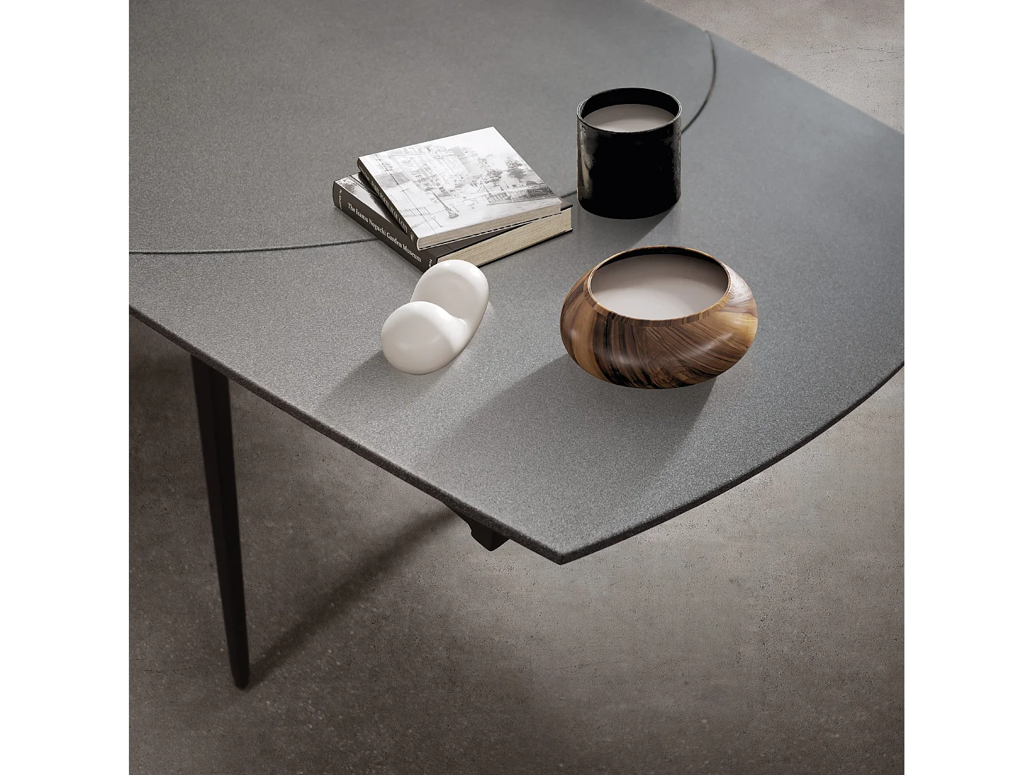 Tavolo allungabile Alexia Long, Top Ceramica Grigio Grafite, Gambe in Metallo Antracite, da 140cm a 200cm