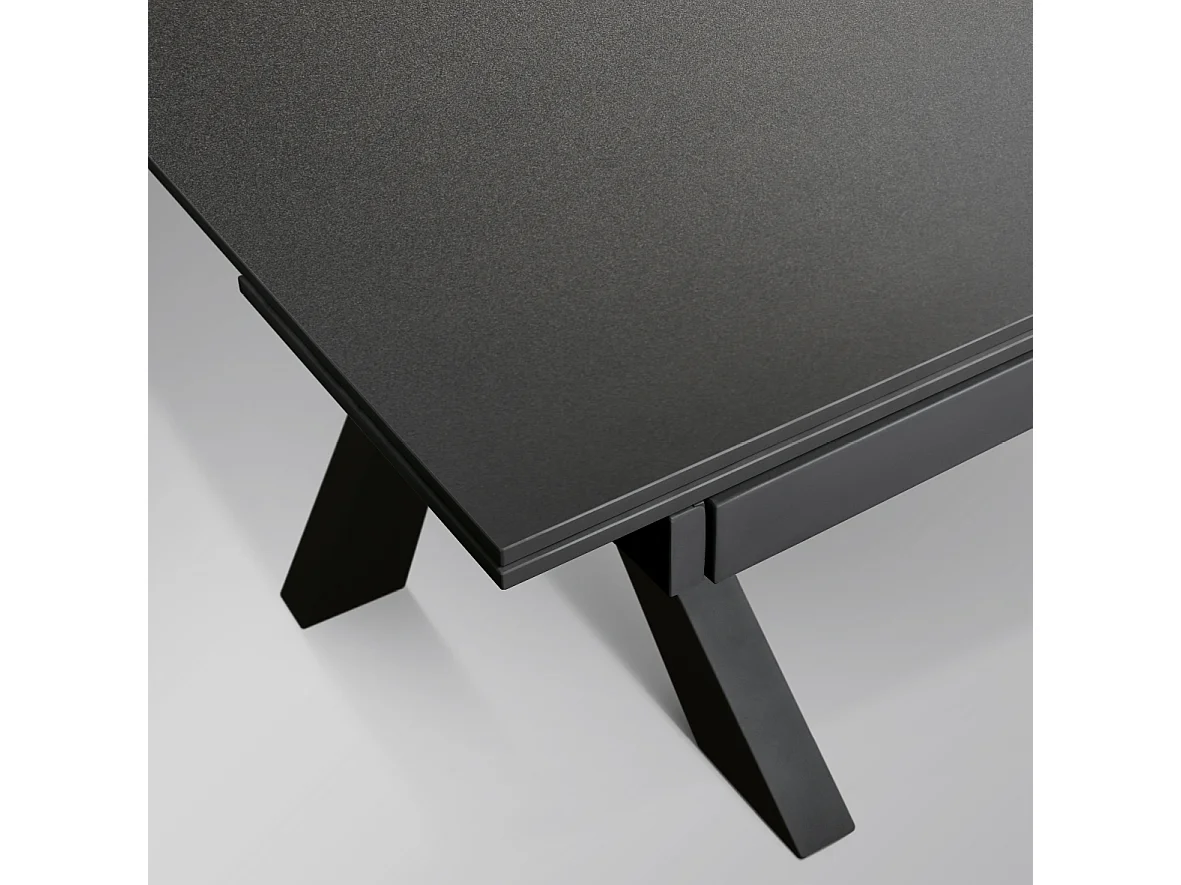 Tavolo allungabile Mario, Top in ceramica antracite, Basamento in metallo nero, da 160 a 240 cm