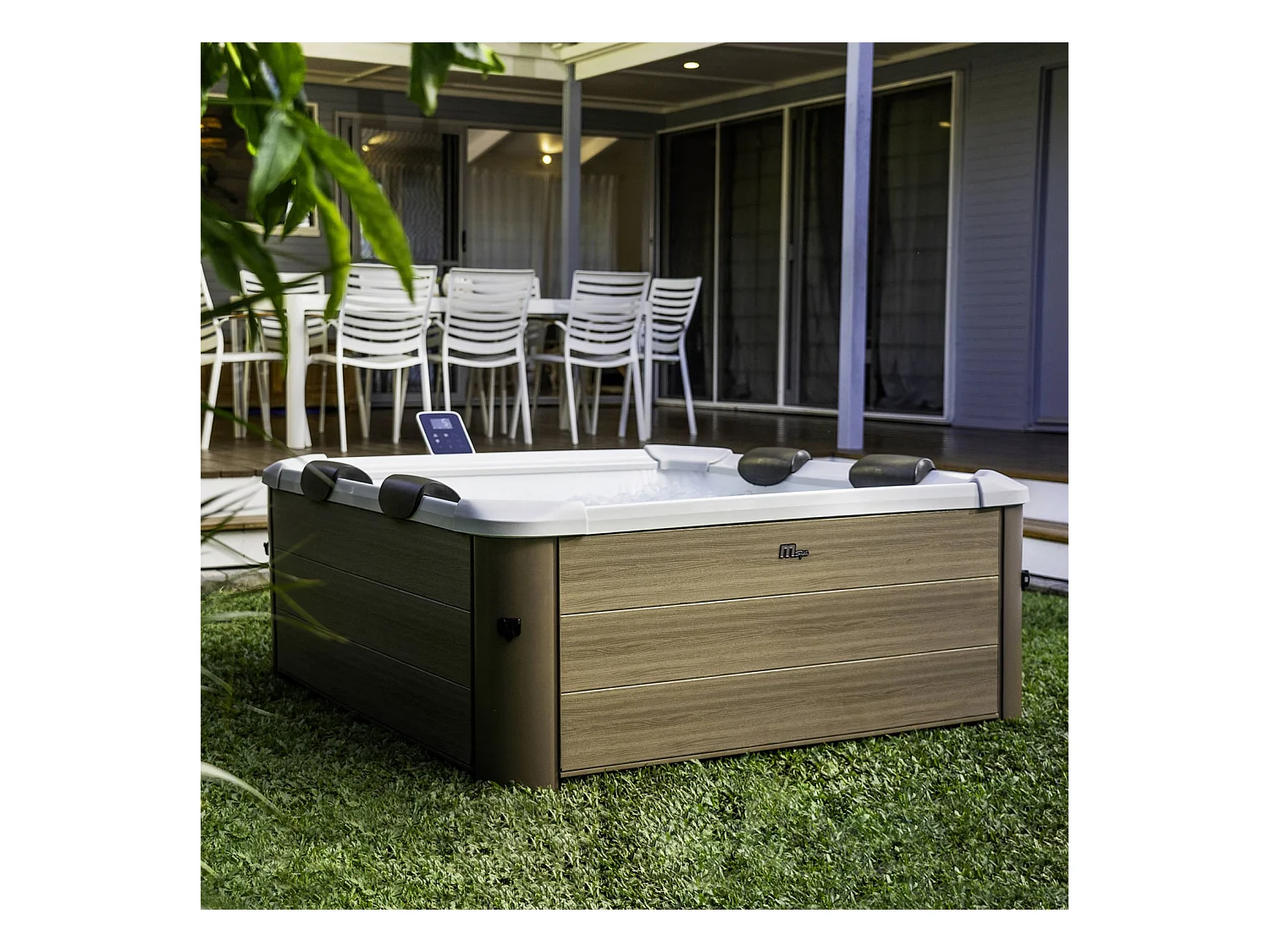 Spa rigide 6 places hydromassages. 4 coussins. OSLO AMBER. L 160 x P 160 x H 65 cm. beige