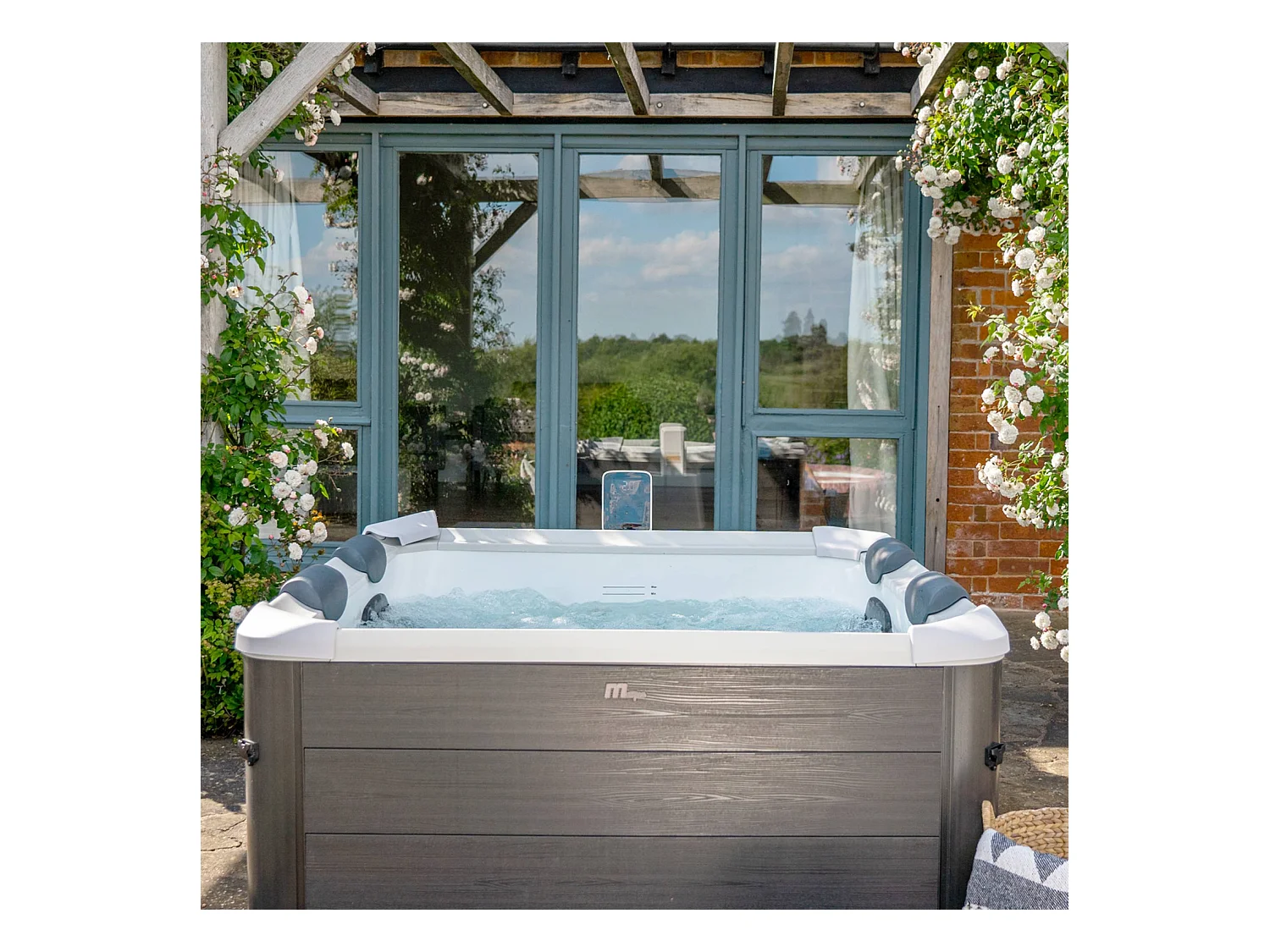 SPA rigide OSLO Plus MSPA 6 personnes gris. 4 coussins. bâche incluse. hydromassages système. 180 x 180 x 65 cm