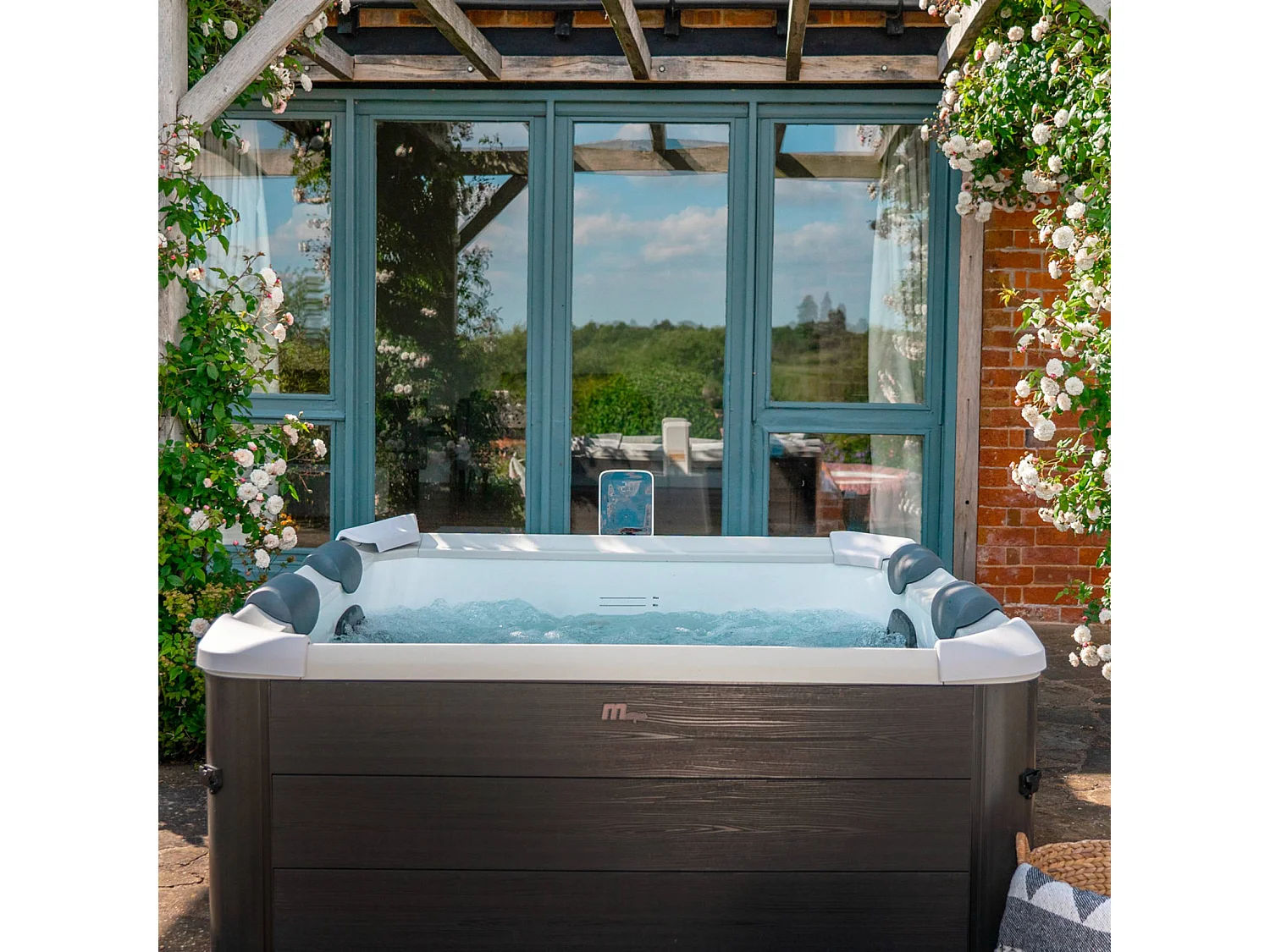 SPA rigide OSLO Plus MSPA 6 personnes gris. 4 coussins. bâche incluse. hydromassages système. 180 x 180 x 65 cm