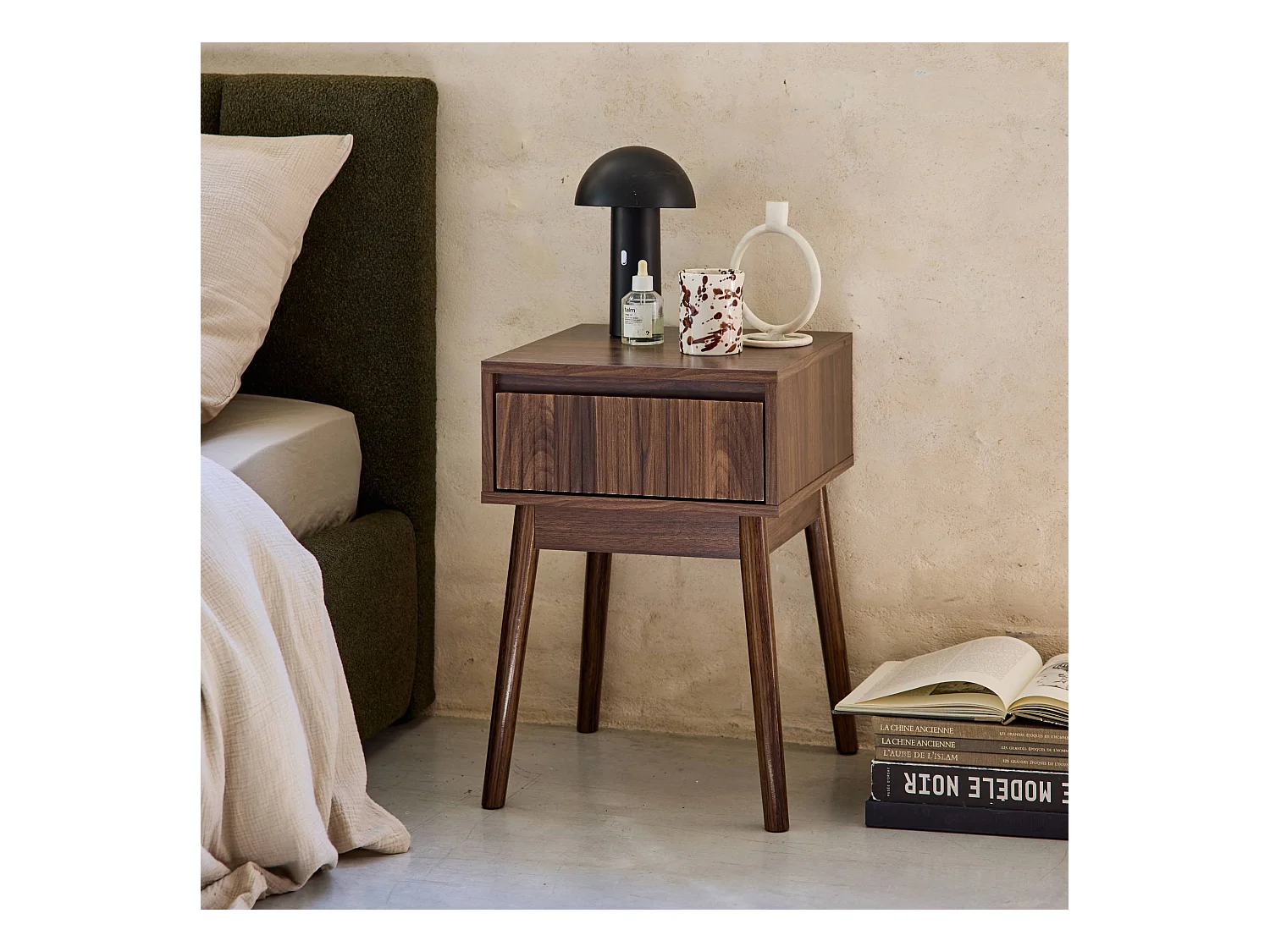 Table de chevet avec un tiroir. Panneaux stratifiés couleur noyer. Pied en bois de sapin.  L 39 x l 39 x H 55.4cm LINEAR