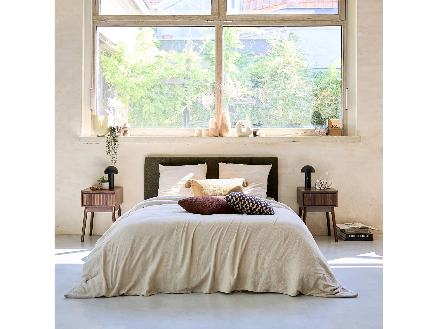 Lot de 2 tables de chevet avec un tiroir. Panneaux stratifiés couleur noyer. Pied en bois de sapin.  L 39 x 39 x H 55.4cm LINEAR