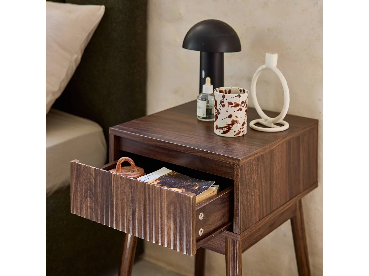 Lot de 2 tables de chevet avec un tiroir. Panneaux stratifiés couleur noyer. Pied en bois de sapin.  L 39 x 39 x H 55.4cm LINEAR