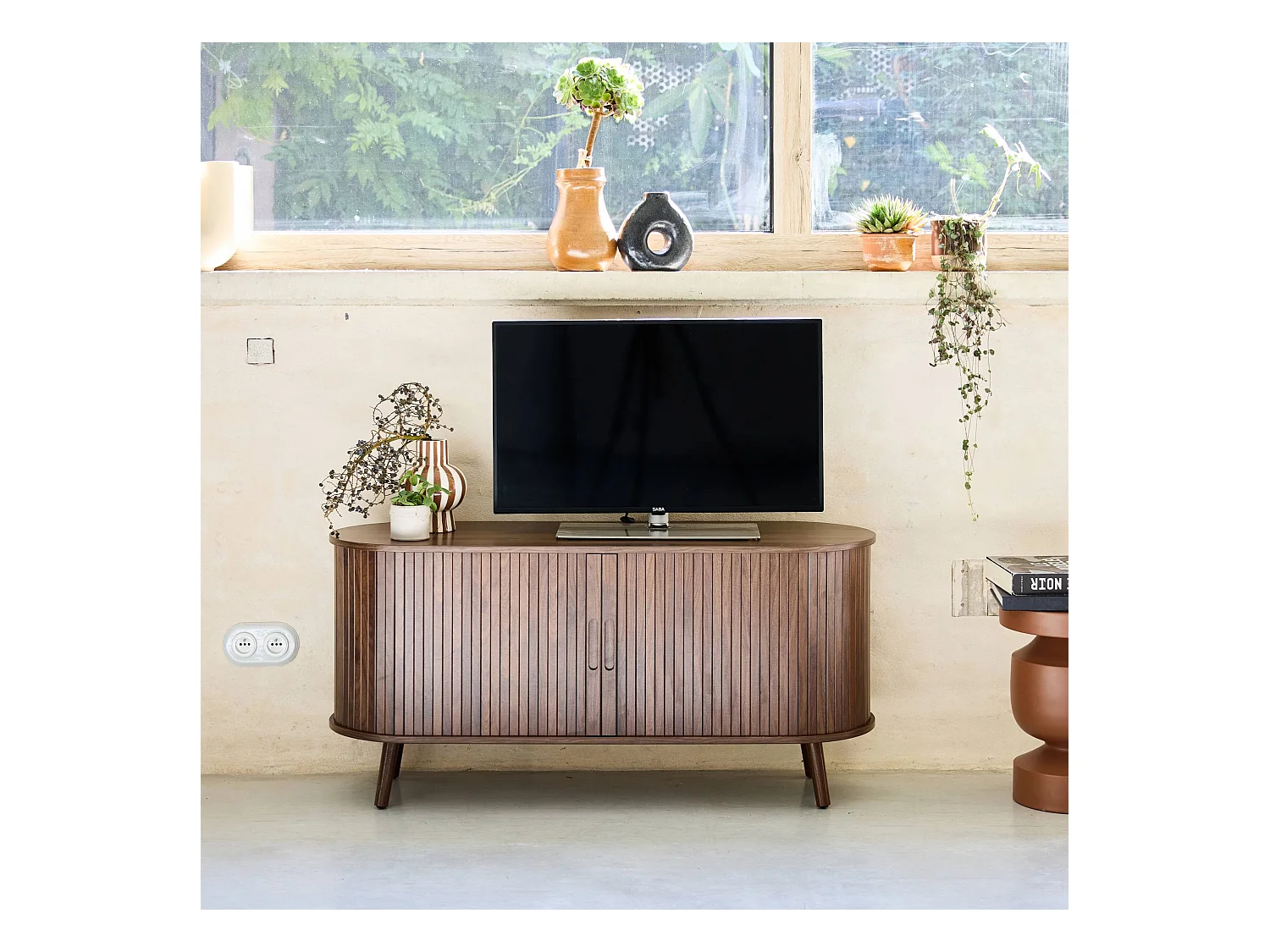 Meuble TV scandinave 2 portes coulissantes. 4 compartiments. décor bois rainuré noyer. L120 x 40 x 57 cm