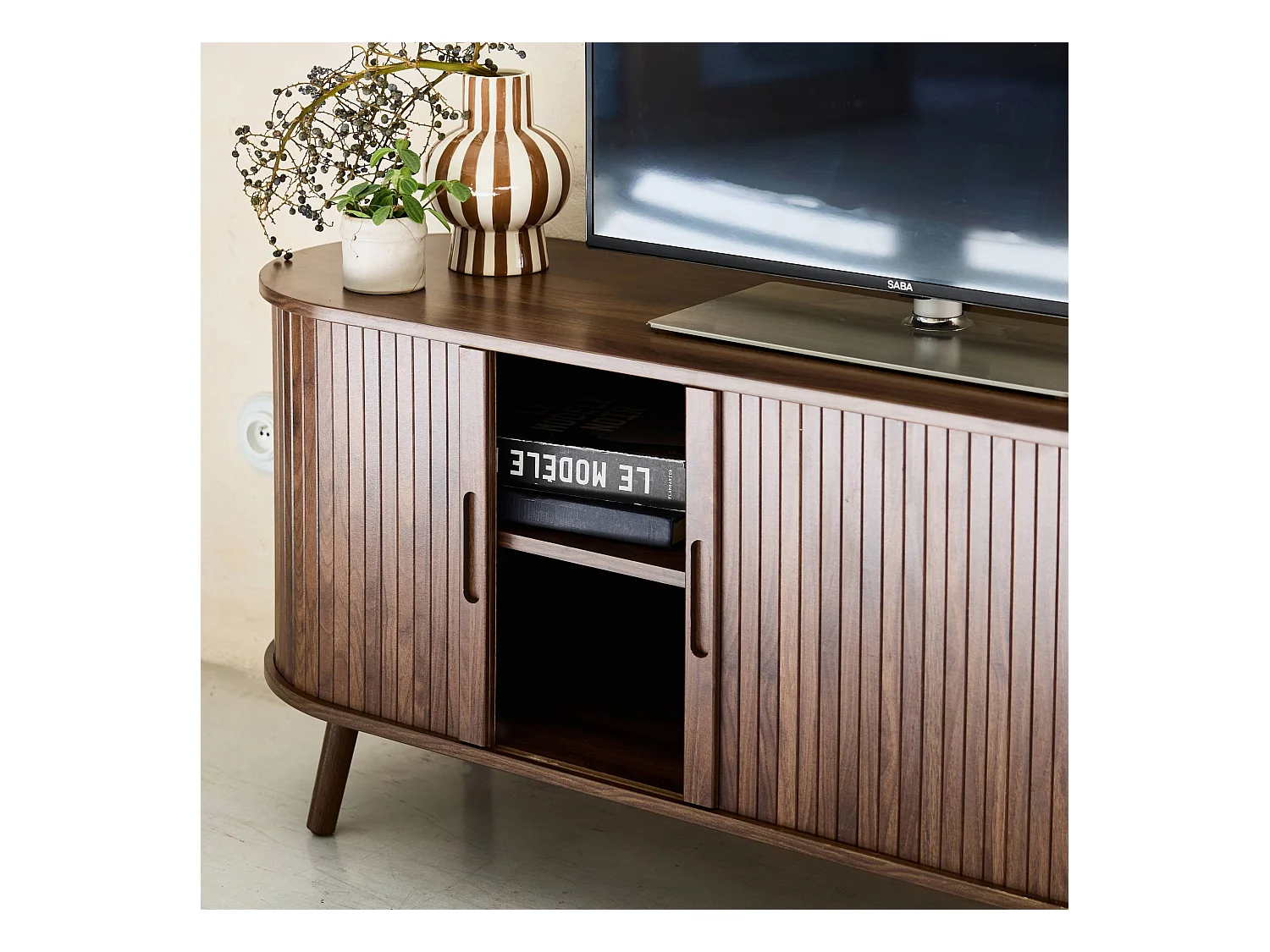 Meuble TV scandinave 2 portes coulissantes. 4 compartiments. décor bois rainuré noyer. L120 x 40 x 57 cm