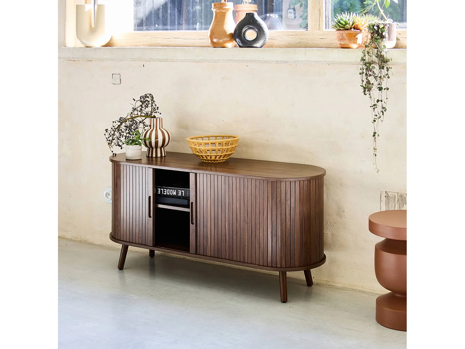 Meuble TV scandinave 2 portes coulissantes. 4 compartiments. décor bois rainuré noyer. L120 x 40 x 57 cm