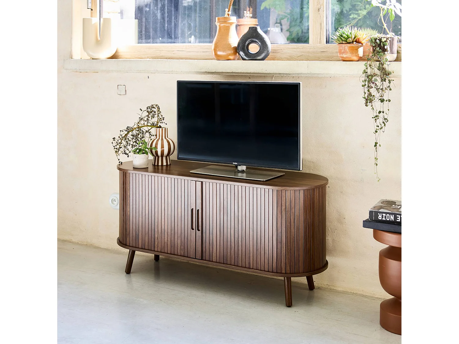 Meuble TV scandinave 2 portes coulissantes. 4 compartiments. décor bois rainuré noyer. L120 x 40 x 57 cm