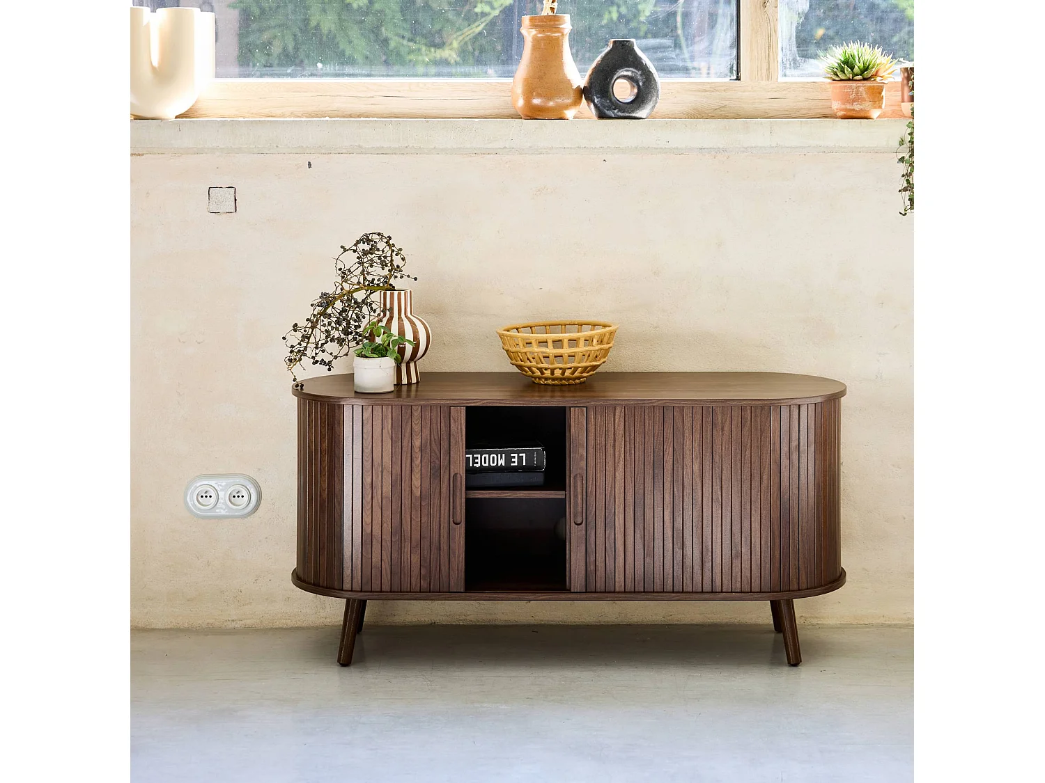 Mueble tv escandinavo con 2 puertas correderas acanaladas efecto