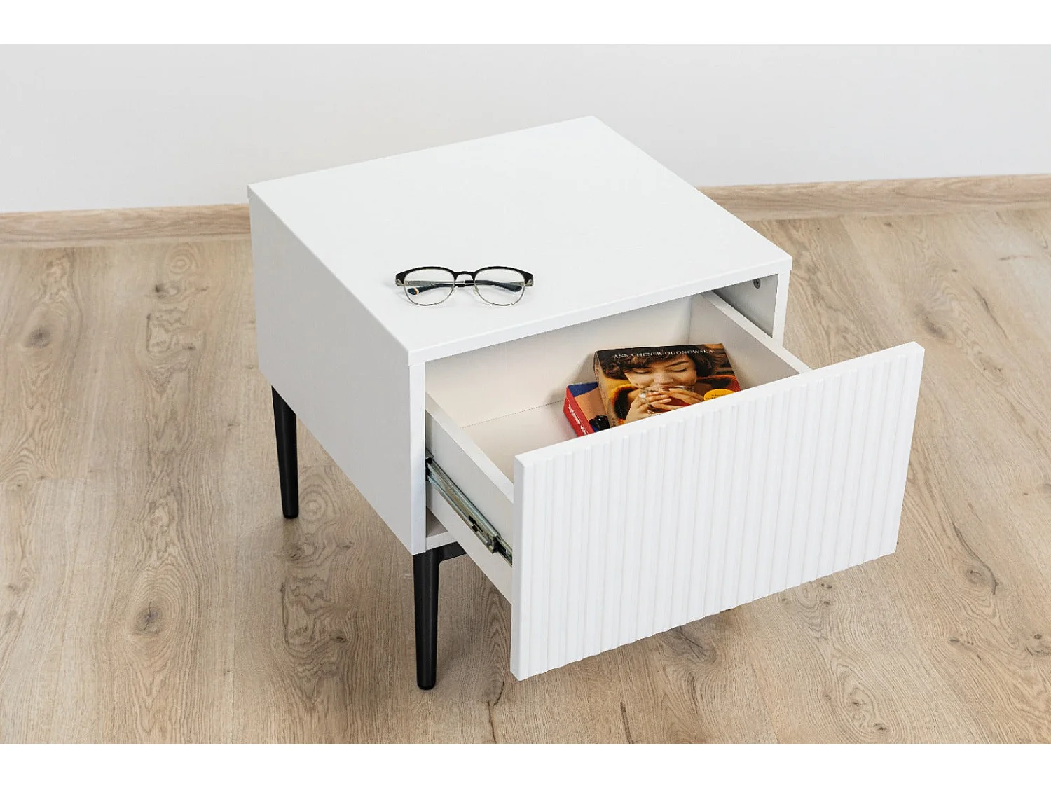 Juego de 2 mesitas de noche blancas 1 cajón con pie de metal blanco y negro 46x45 cm