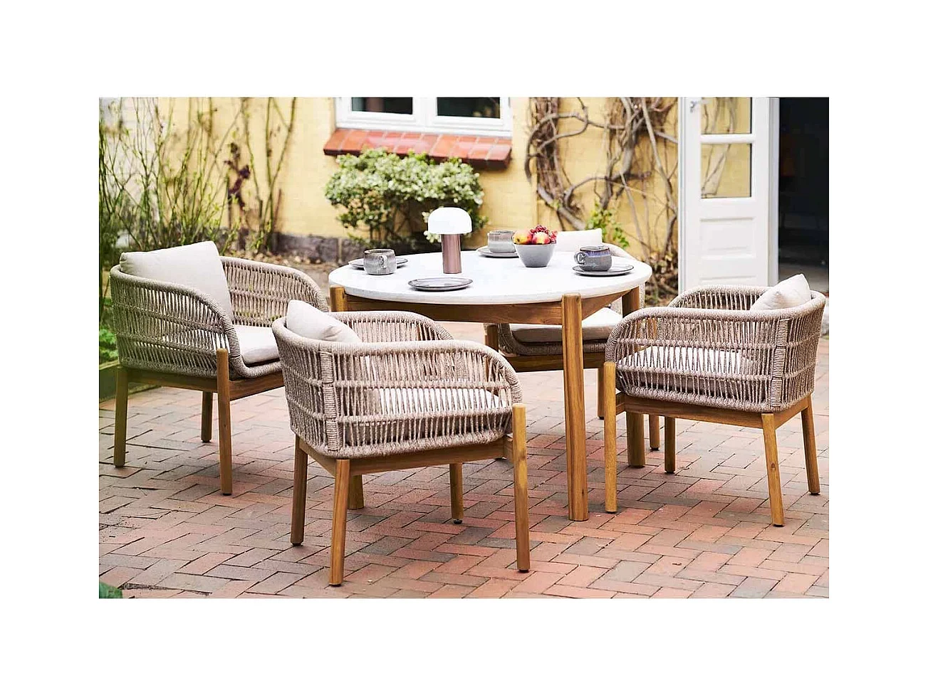 LORIENA - Lot de 2 Fauteuils de Table de Jardin en Acacia et Corde Beige avec Coussins