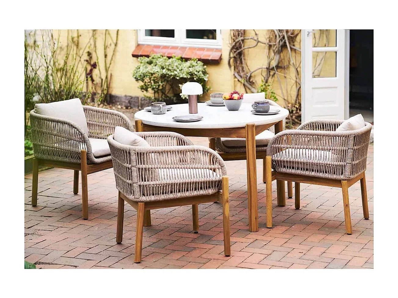 LORIENA - Lot de 2 Fauteuils de Table de Jardin en Acacia et Corde Beige avec Coussins