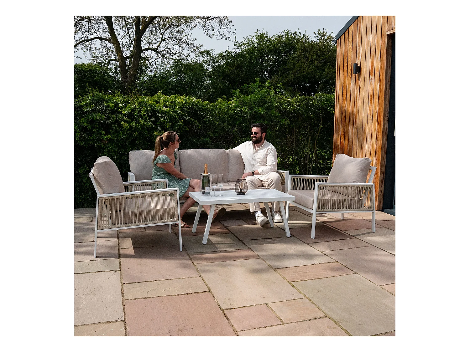 Salon de Jardin 4 Pièces en Aluminium Blanc 5 Places & Coffre de Rangement 582 L en Rotin Imperméable [Housse de Pluie INCLUS]