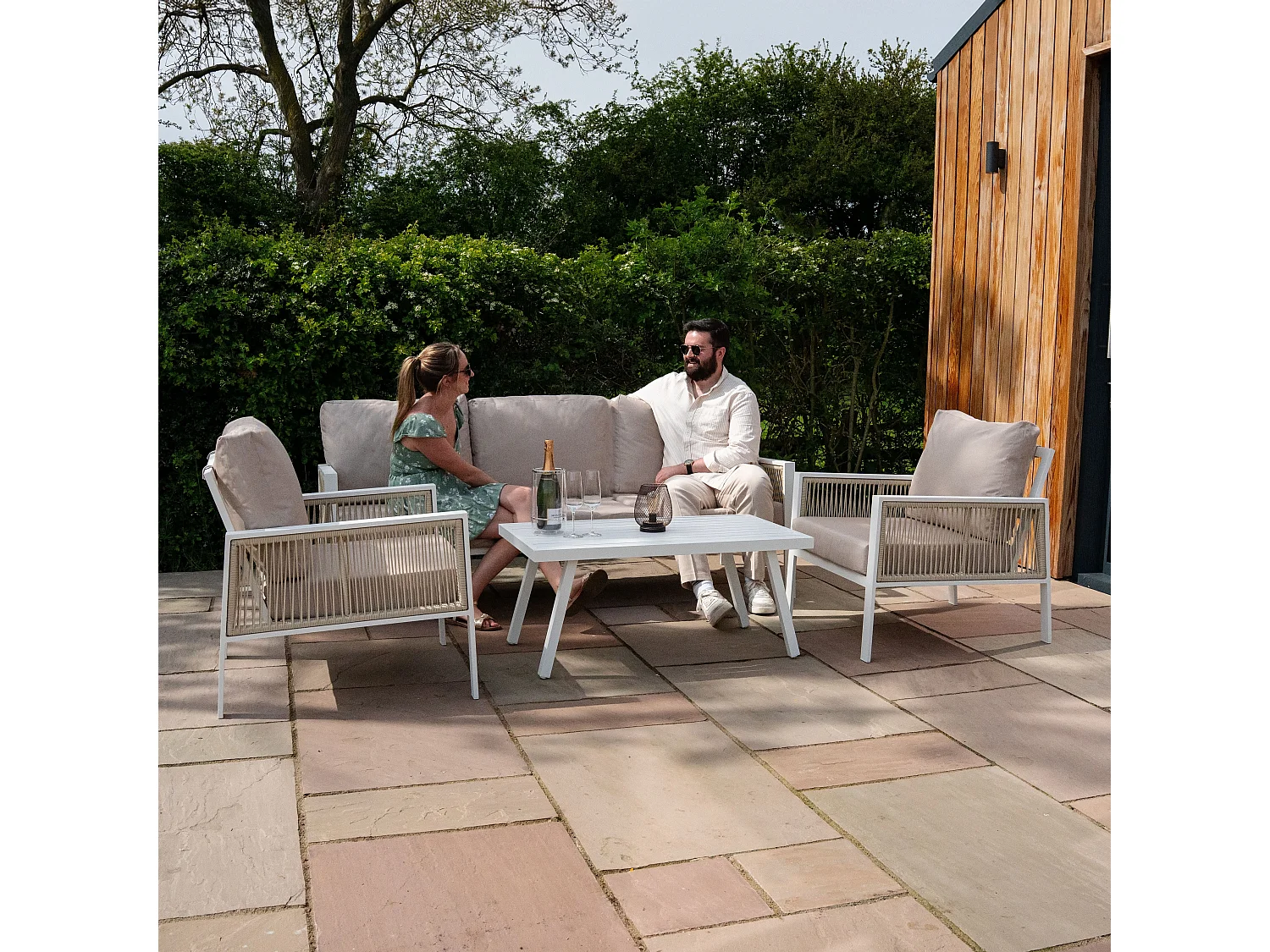 Salon de Jardin 4 Pièces en Aluminium Blanc 5 Places & Coffre de Rangement 582 L en Rotin Imperméable [Housse de Pluie INCLUS]