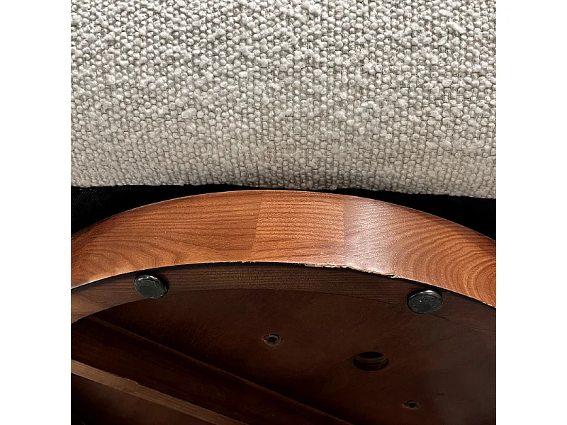 Fauteuil rotatif 360° en tissu bouclette écru pied noyer – CORALINE