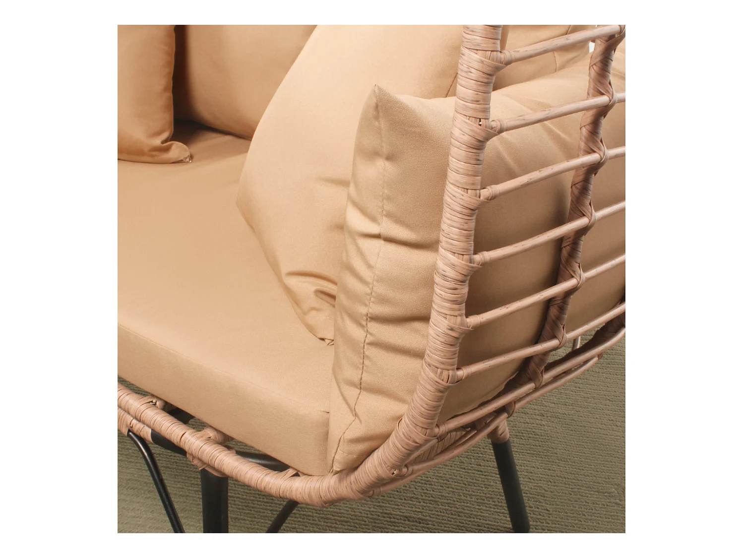 Ensemble fauteuil sur pied effet rotin et repose-pieds avec coussin beige JANE