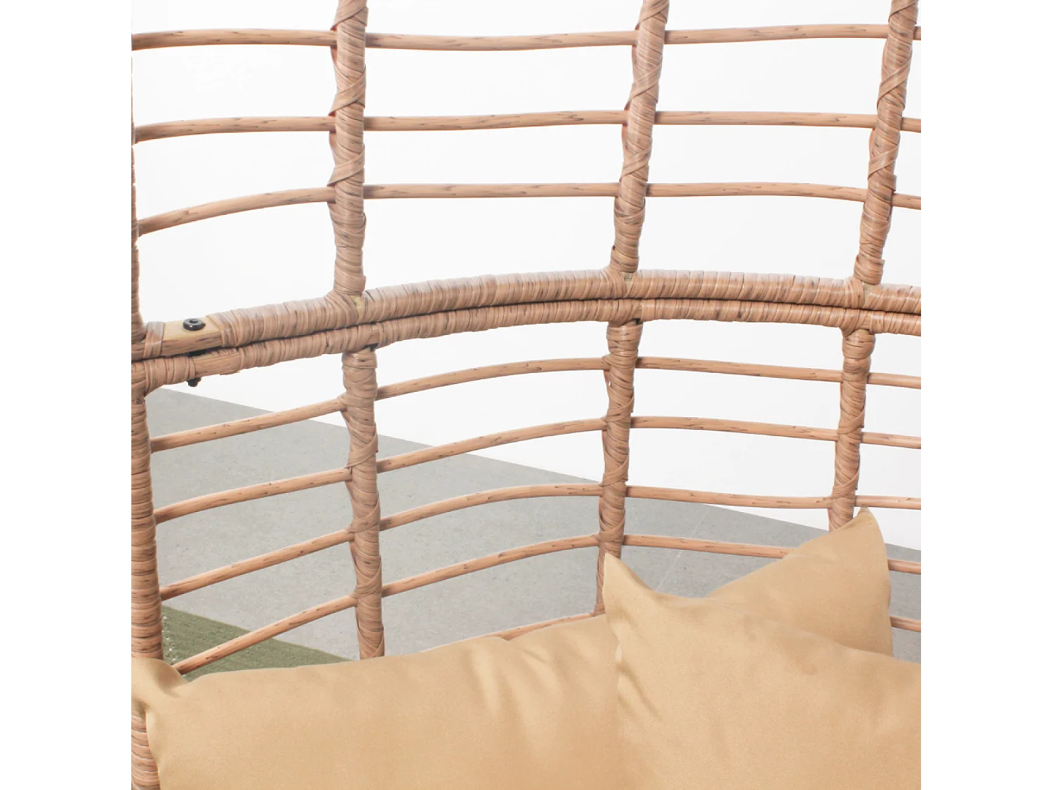 Buitenset Jane - Hangstoel met rotan effect en groot formaat voetenbank met beige kussen