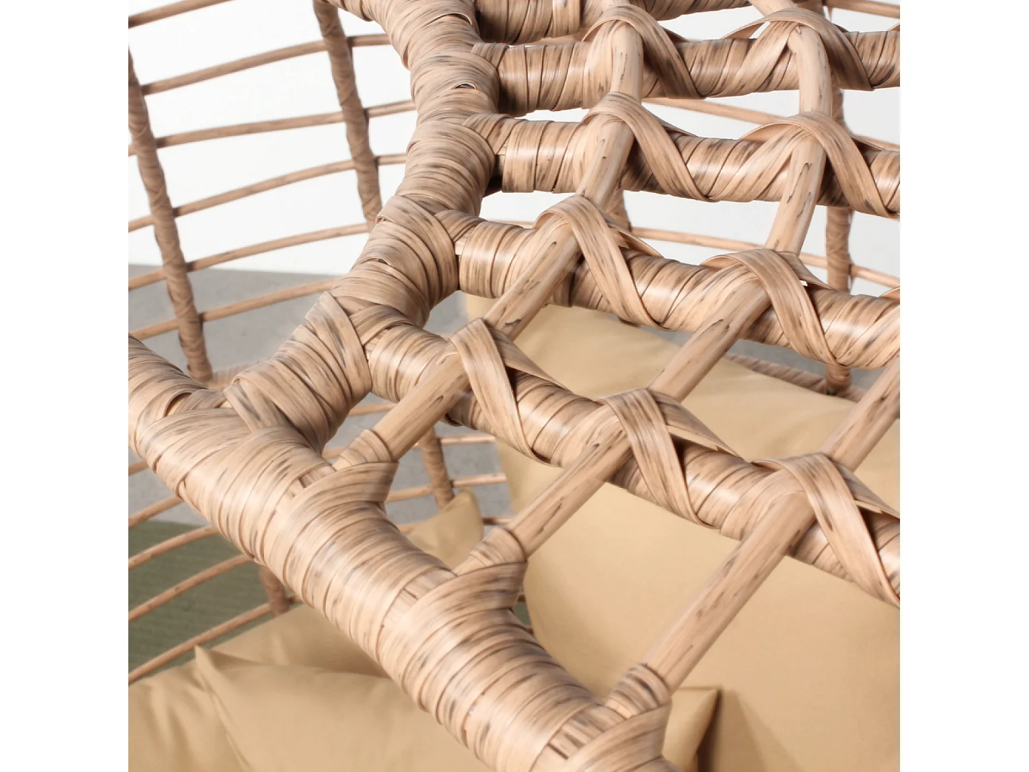 Buitenset Jane - Hangstoel met rotan effect en groot formaat voetenbank met beige kussen