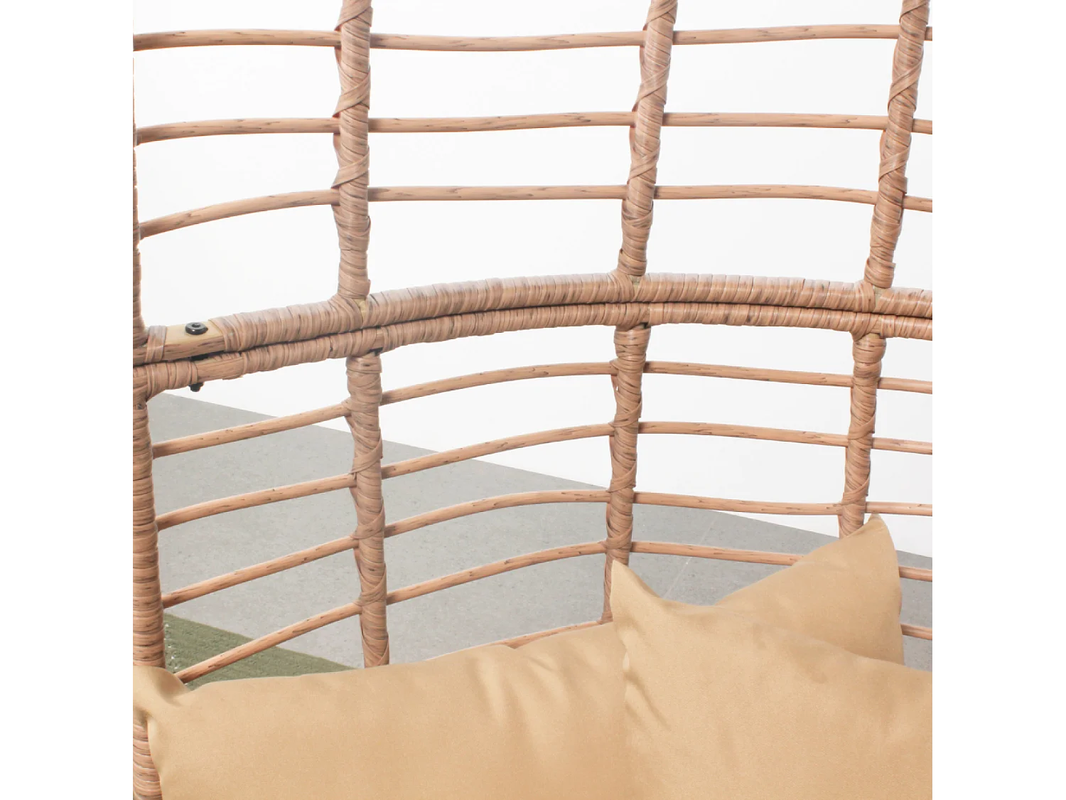 Ensemble fauteuil sur pied effet rotin et repose-pieds avec coussin beige JANE