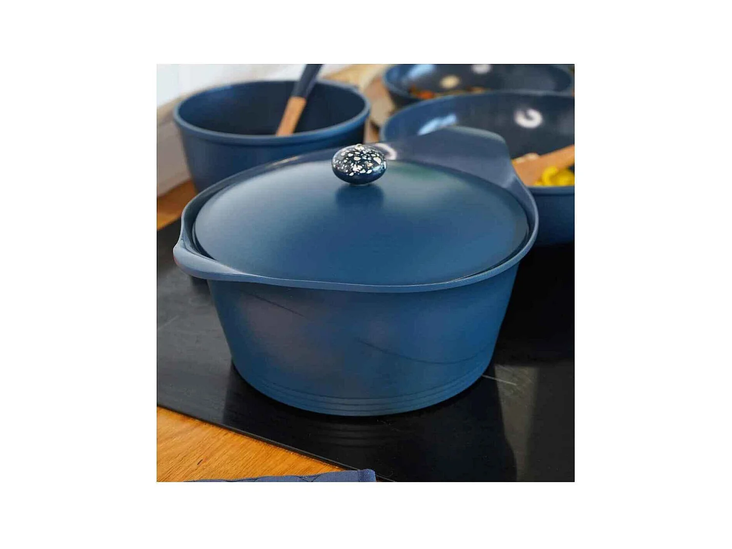 Antihaft-Kasserolle Cocotte aus recyceltem Metall Blaubeere D24 cm, L'Incroyable