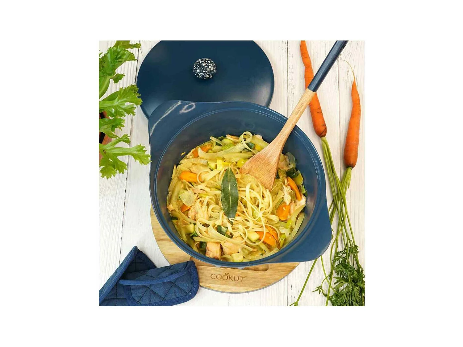 Antihaft-Kasserolle Cocotte aus recyceltem Metall Blaubeere D24 cm, L'Incroyable