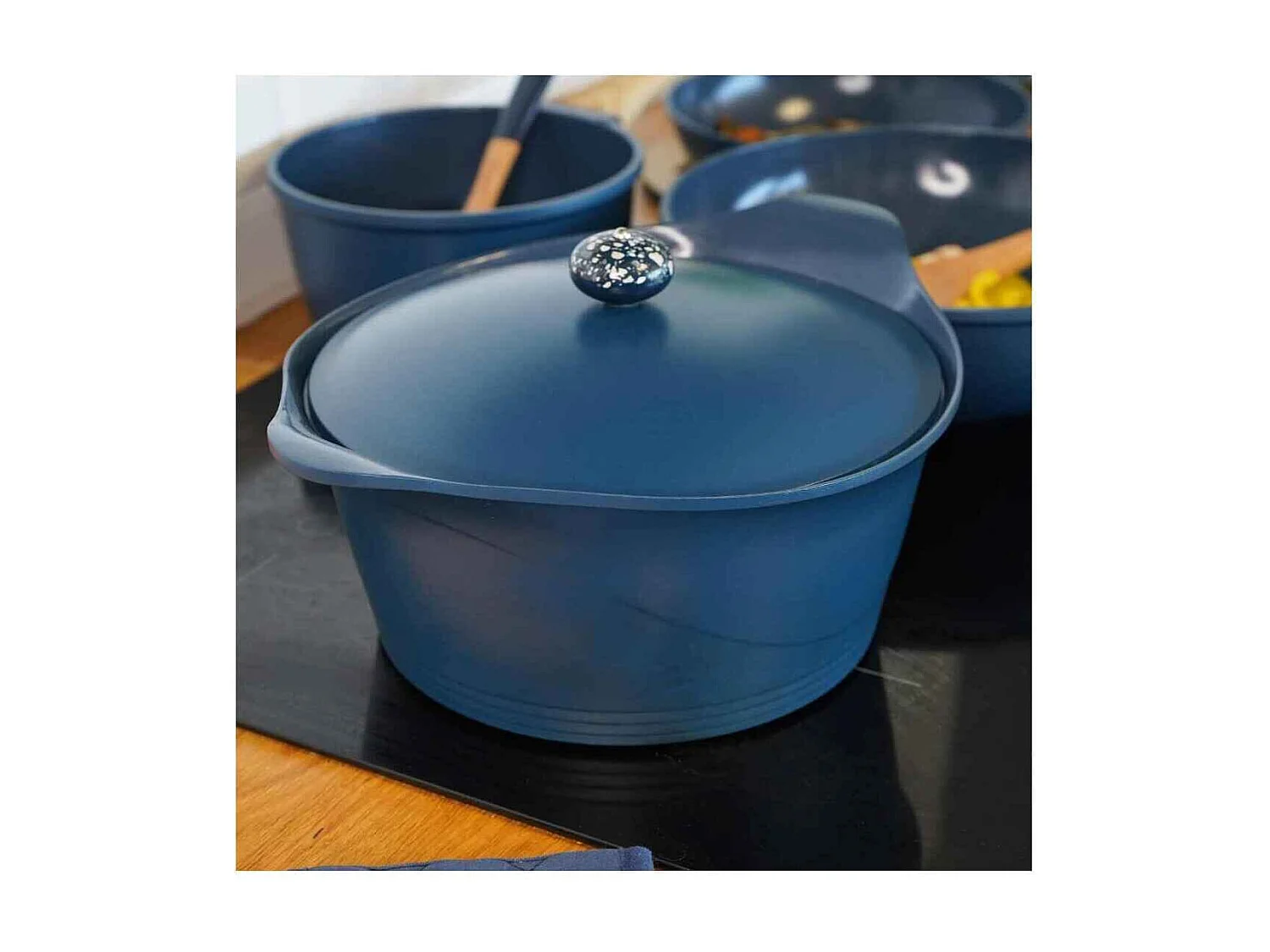 Antihaft-Kasserolle Cocotte aus recyceltem Metall Blaubeere D24 cm, L'Incroyable