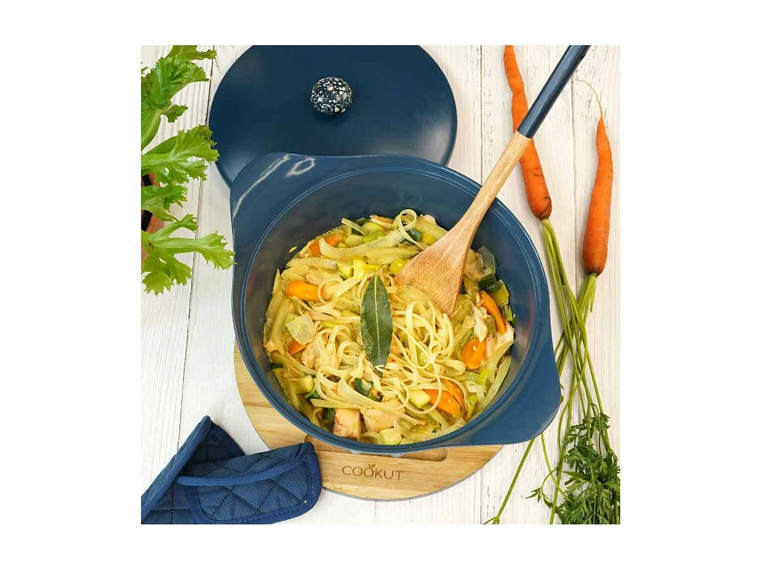 Antihaft-Kasserolle Cocotte aus recyceltem Metall Blaubeere D24 cm, L'Incroyable