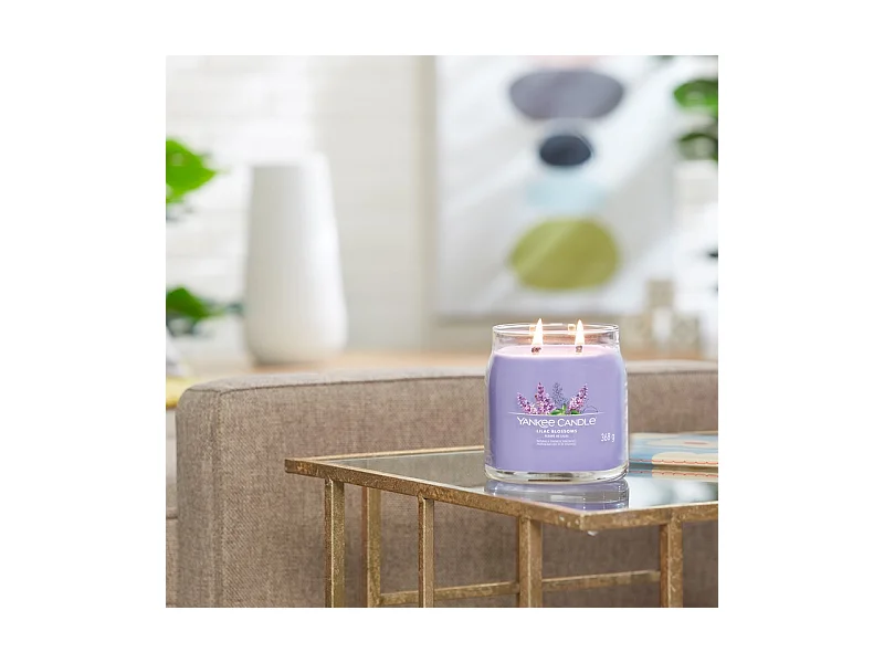 Bougie parfumée en pot moyen, Lilac Blossoms, violet 368 gr, Signature