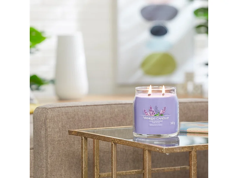 Bougie parfumée en pot moyen, Lilac Blossoms, violet 368 gr, Signature