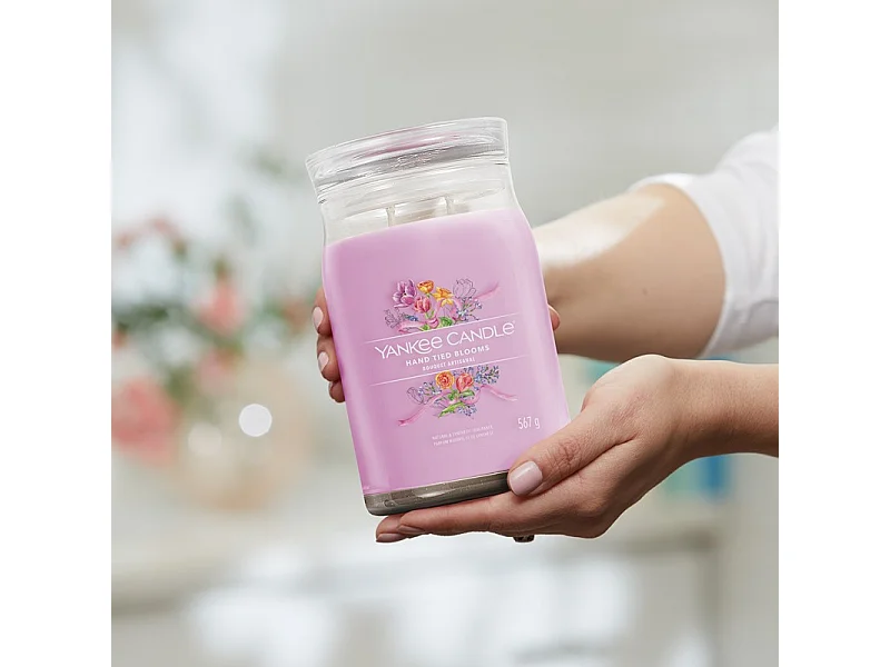 Świeca zapachowa w dużym słoju, Hand Tied Blooms, różowy 567 gr, Signature