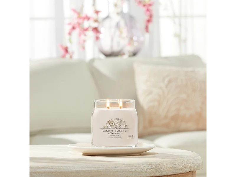 Bougie parfumée en pot moyen, Warm Cashmere, beige 368 gr, Signature