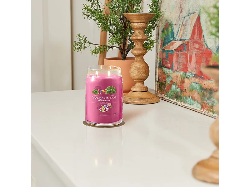 Bougie parfumée en grand pot, Art in the Park, rose 567 gr, Signature