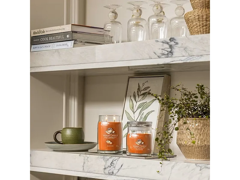 Kaars in medium pot, Pumpkin Cinnamon Swirl, oranje 368 gr, Signature