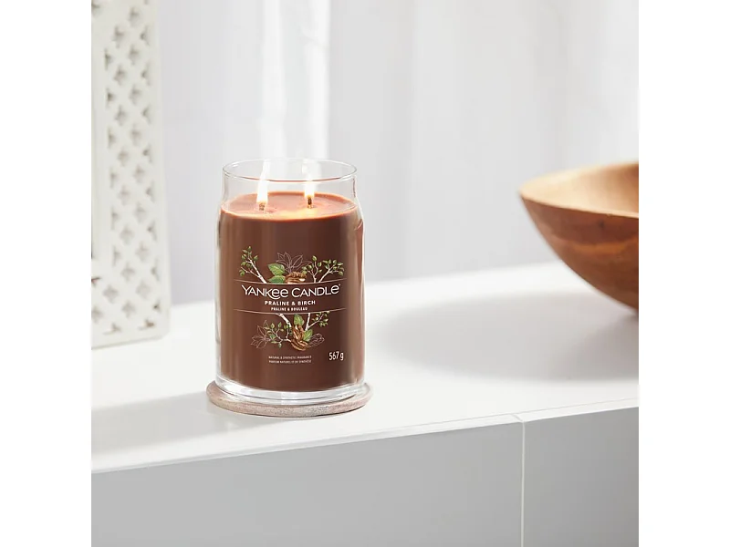 Świeca zapachowa w dużym słoju, Praline & Birch, brązowy 567 gr, Signature