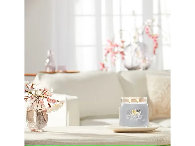 Bougie en pot moyen, Smoked Vanilla & Cashmere, gris 368 gr, Signature