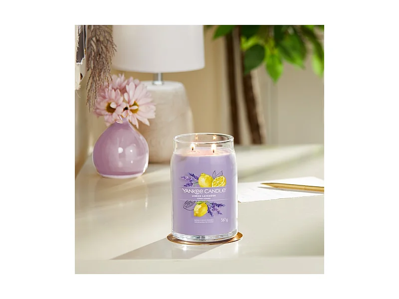 Bougie parfumée en grand pot, Lemon Lavender, violet 567 gr, Signature