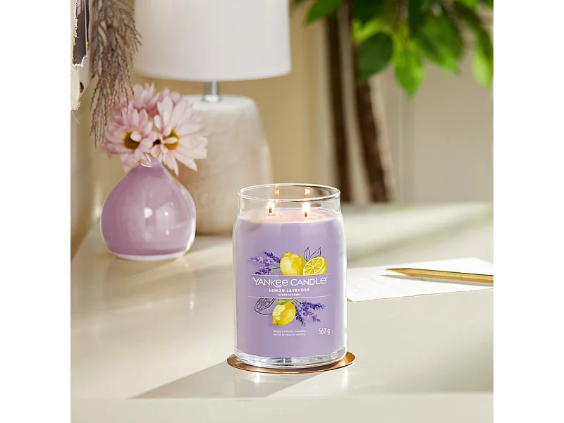 Bougie parfumée en grand pot, Lemon Lavender, violet 567 gr, Signature