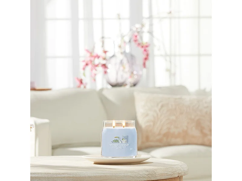 Bougie en pot moyen, A Calm and Quiet Place, azur 368 gr, Signature